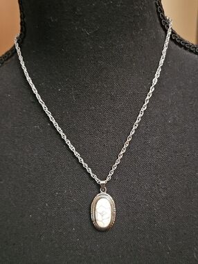 Red Velvet Bijoux White Agate Pendant Necklace 🌸 NEW